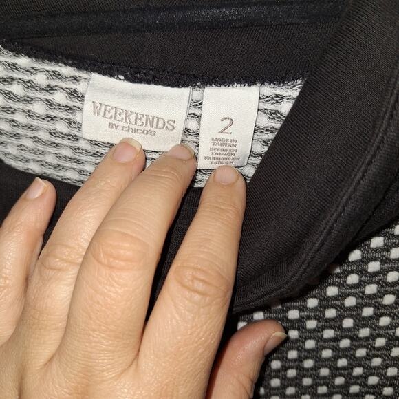 Weekends‎ By Chico’s Women's Size Medium Longsleeve Top Black & White Pullover - Picture 3 of 4